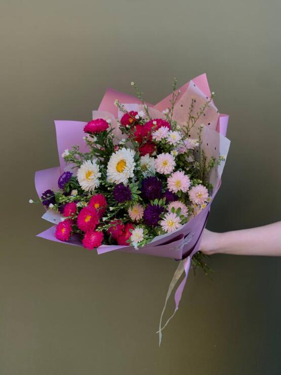 Яркий букет из кустовых астр и сентябринки