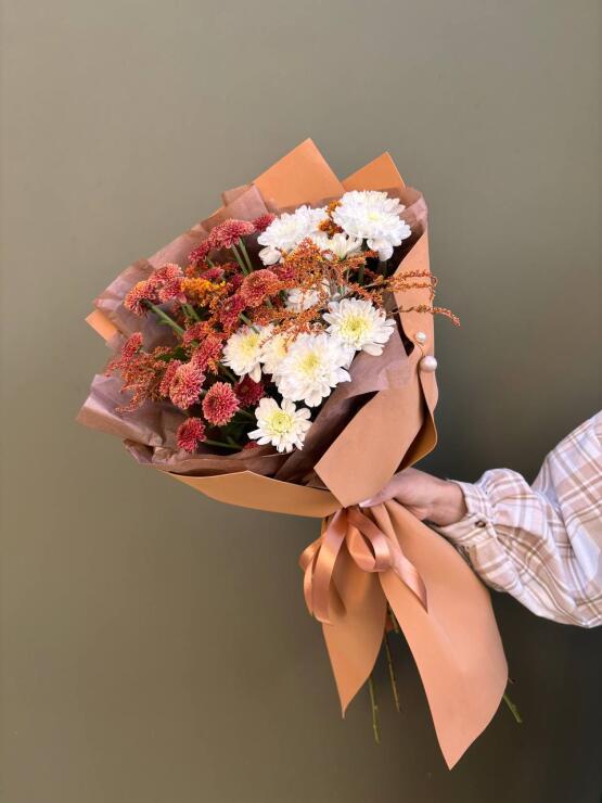 Белые и коричневые хризантемы с солидаго