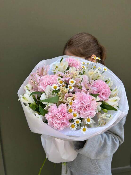 Авторский букет из альстромерии и диантусов "Зефирное чудо"