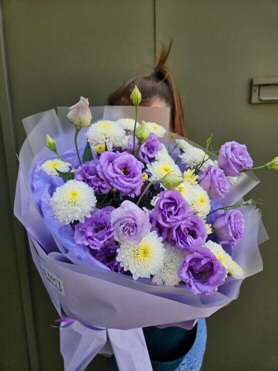 Лавандовая эустома и хризантема кустовая