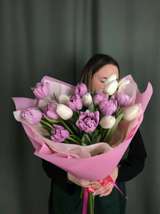 Микс из гладких и пионовидных тюльпанов