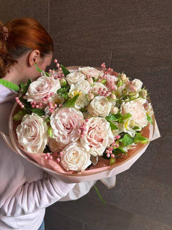 Букет из роз и альстромерии «Вдохновение»