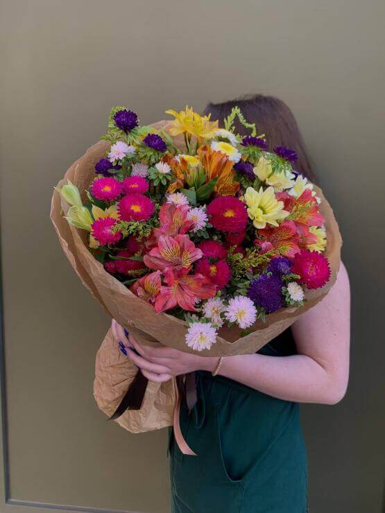 Яркий полевой букет из астр, хризантем и альстромерии