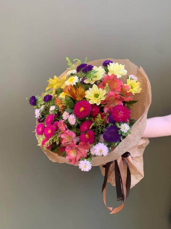 Яркий полевой букет из астр, хризантем и альстромерии