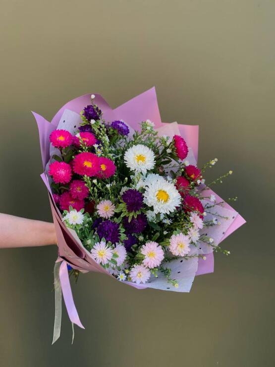 Яркий букет из кустовых астр и сентябринки