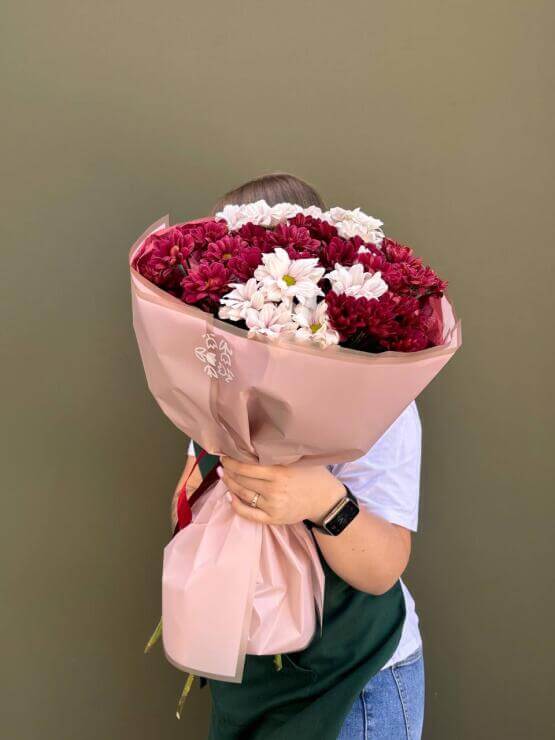 Букет из хризантем, красная и лавандовая кустовая