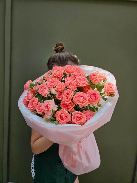 7 кустовых коралловых роз