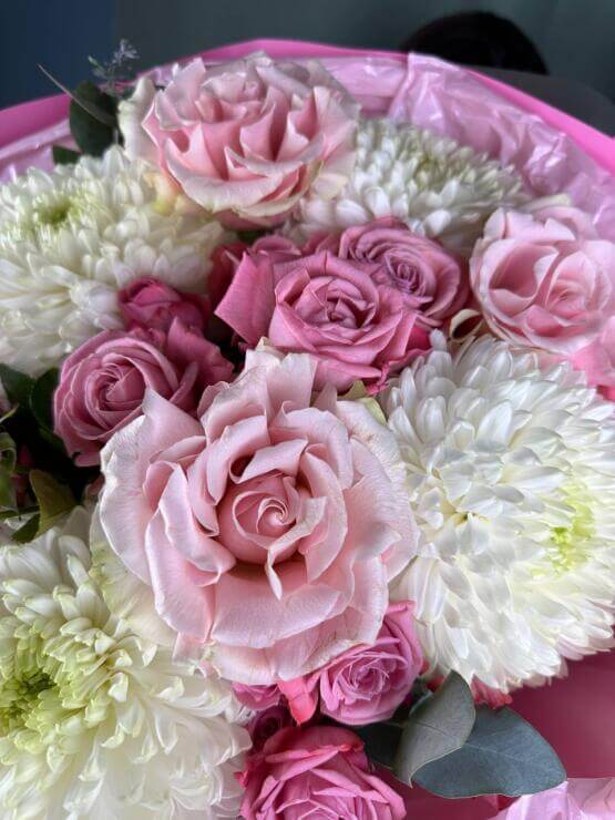 Объятие из цветов