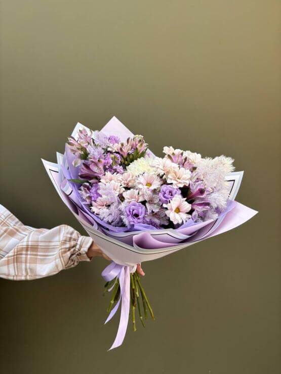 "Лавандовый луг " авторский букет из хризантем, альстромерии и эустомы