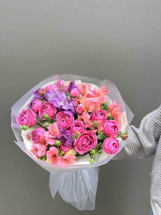 Букет из роз и альстромерий "Малиновый вальс"