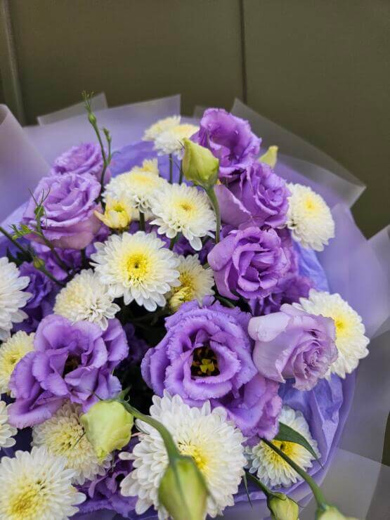 Лавандовая эустома и хризантема кустовая