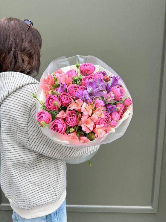 Букет из роз и альстромерий "Малиновый вальс"