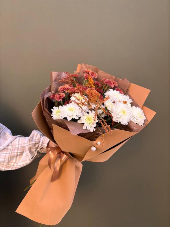 Белые и коричневые хризантемы с солидаго