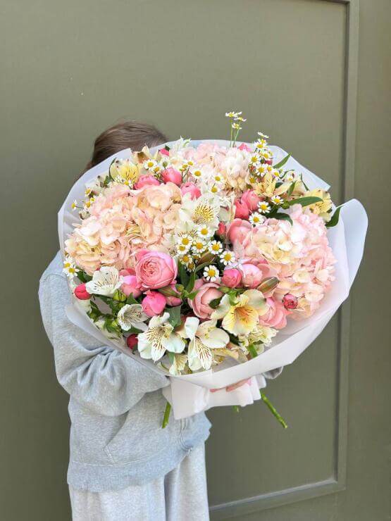 Авторский букет из гортензий и кустовых роз "Персико-Берри"