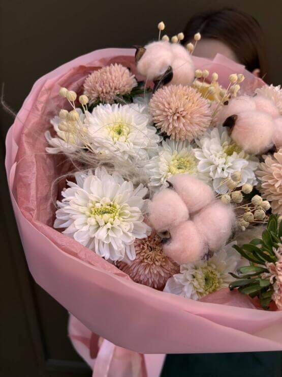 "Розовый хлопок" розовый букет из хризантемы кустовой,астры и льна