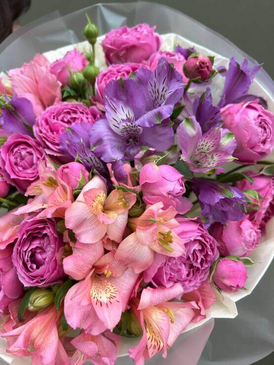 Букет из роз и альстромерий "Малиновый вальс"