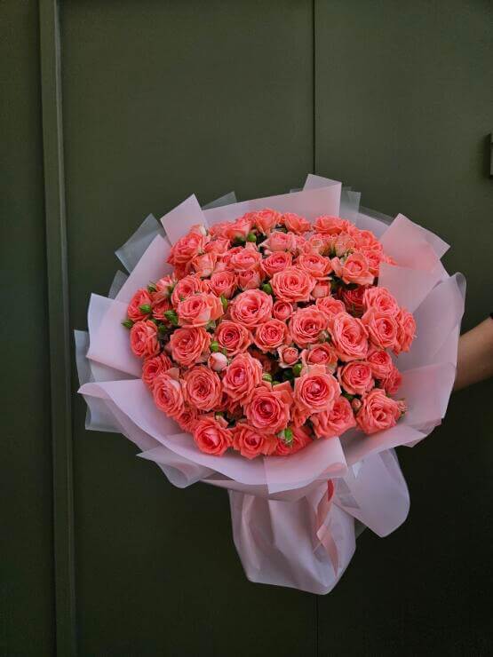 13 кустовых коралловых роз