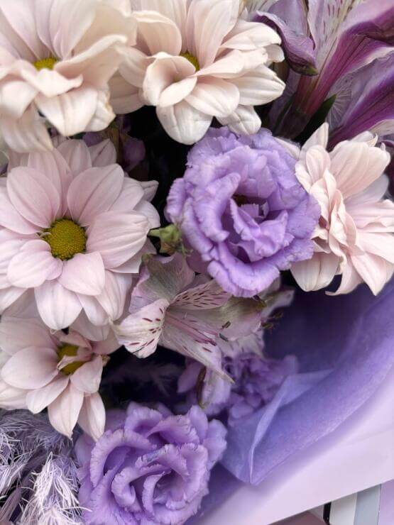 "Лавандовый луг " авторский букет из хризантем, альстромерии и эустомы