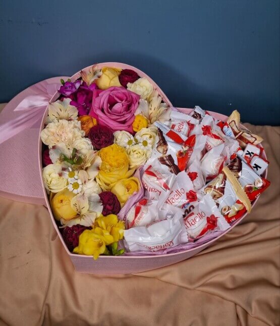 «Мега девчачьи радости» Коробка с цветами и конфетами