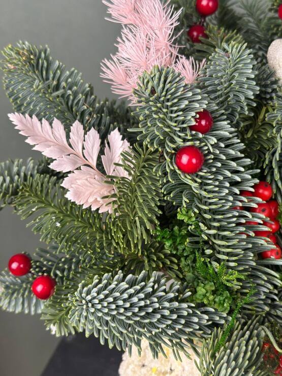 «Иней и ягоды: новогодний декор в вазе»