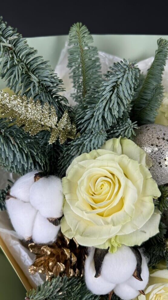 Букет из цветов и нобилиса "Брызги шампанского"