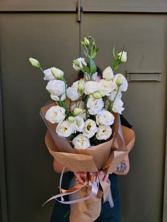 Белая эустома в крафте