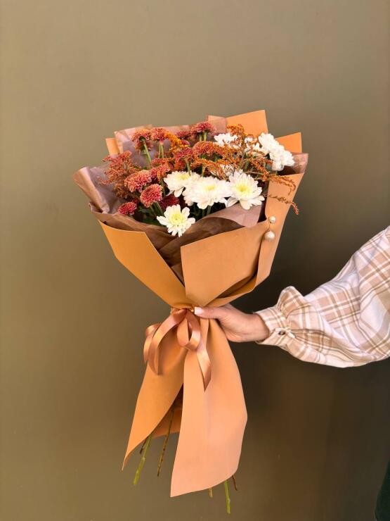 Белые и коричневые хризантемы с солидаго