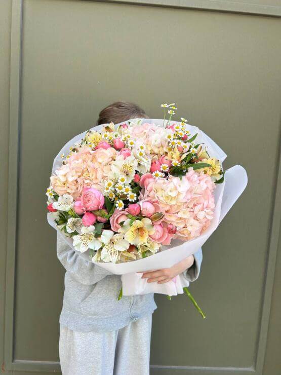 Авторский букет из гортензий и кустовых роз "Персико-Берри"