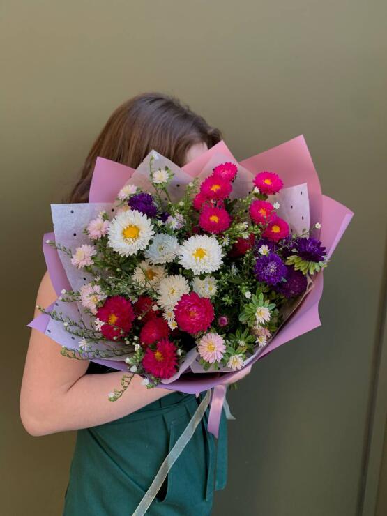 Яркий букет из кустовых астр и сентябринки