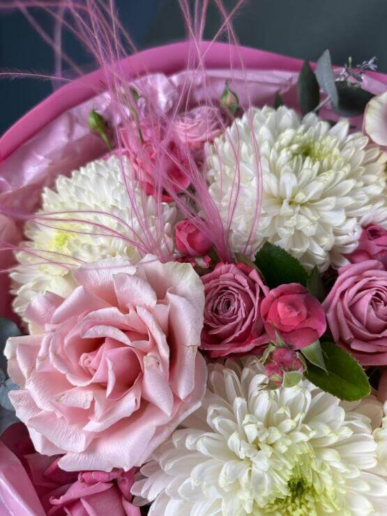 Объятие из цветов