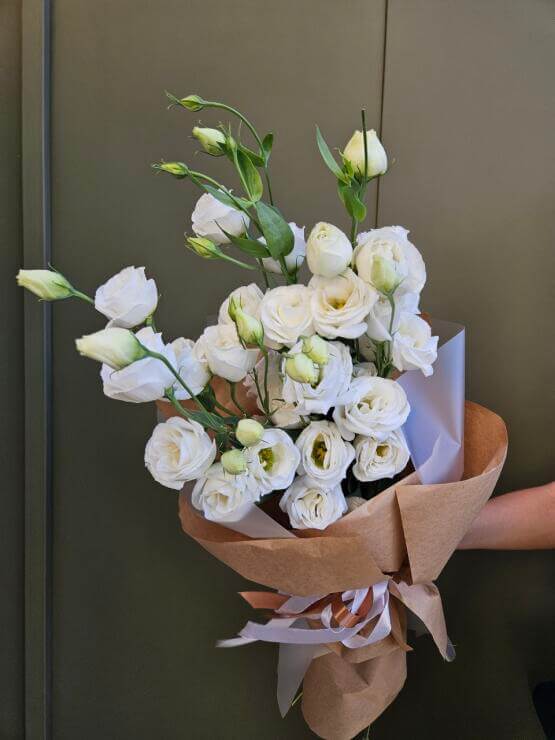 Белая эустома в крафте