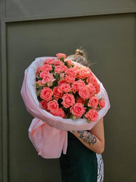 7 кустовых коралловых роз