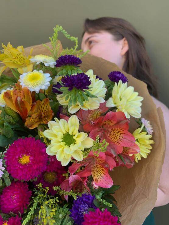 Яркий полевой букет из астр, хризантем и альстромерии