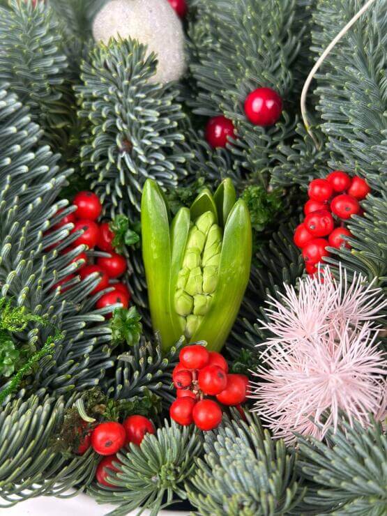 «Иней и ягоды: новогодний декор в вазе»