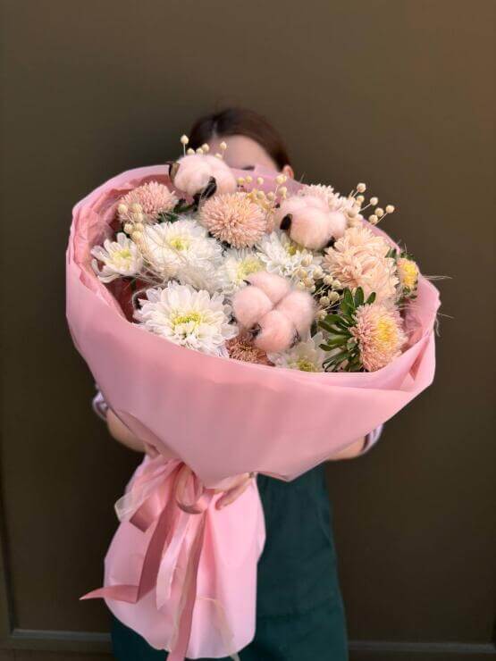 "Розовый хлопок" розовый букет из хризантемы кустовой,астры и льна