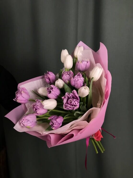 Микс из гладких и пионовидных тюльпанов