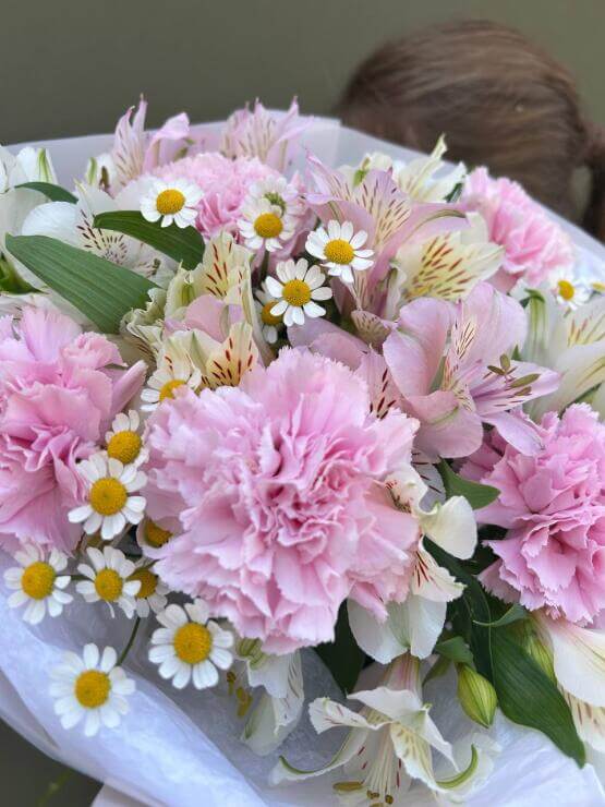 Авторский букет из альстромерии и диантусов "Зефирное чудо"