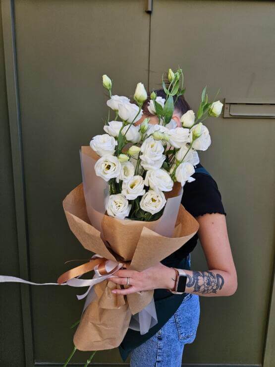 Белая эустома в крафте