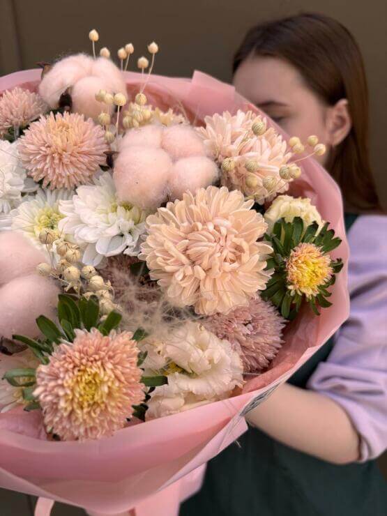 "Розовый хлопок" розовый букет из хризантемы кустовой,астры и льна