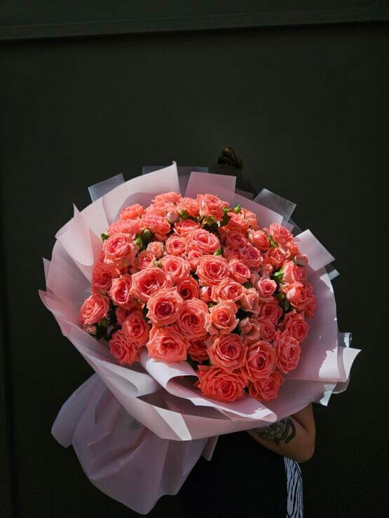 13 кустовых коралловых роз