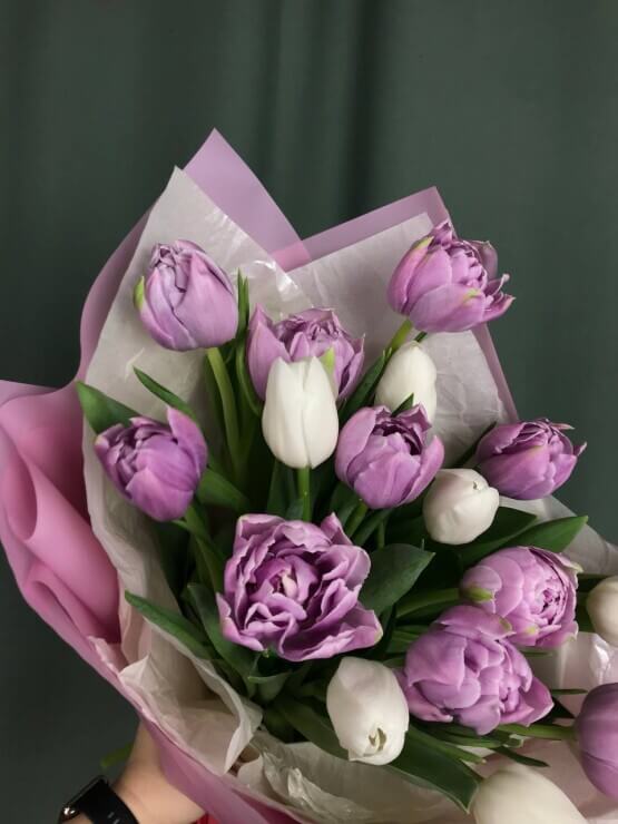 Микс из гладких и пионовидных тюльпанов