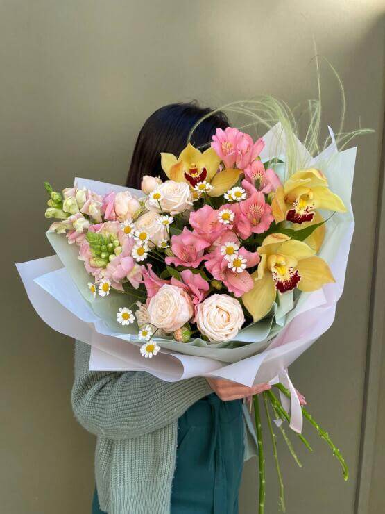 Авторский букет из орхидей и кустовых роз "Симфония красок"