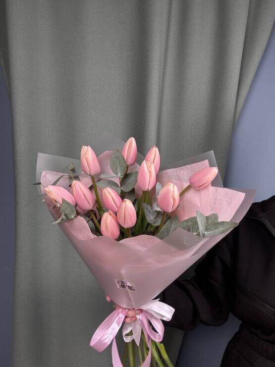 Нежно-персиковые тюльпаны