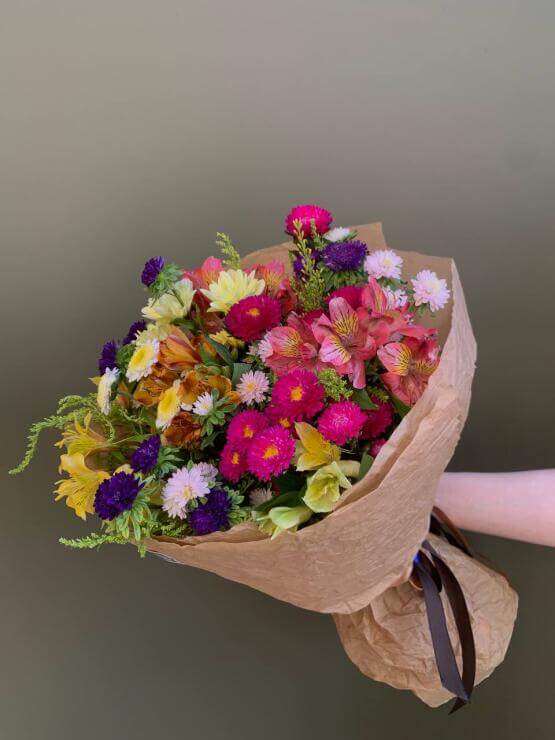 Яркий полевой букет из астр, хризантем и альстромерии
