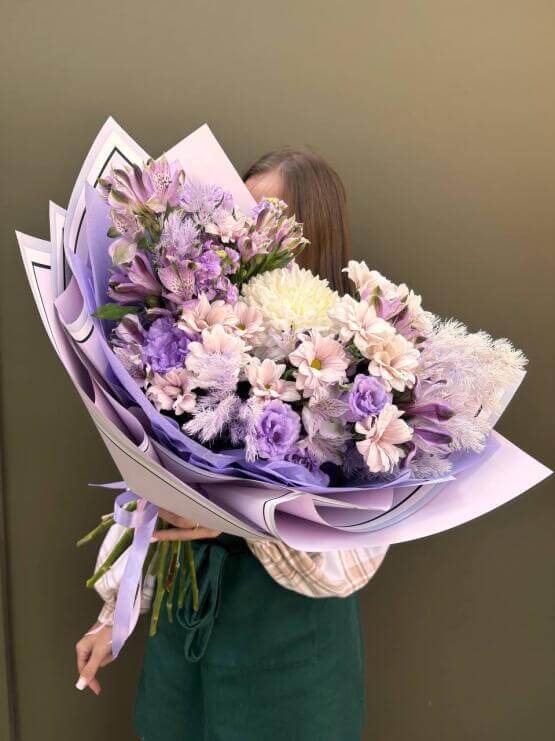 "Лавандовый луг " авторский букет из хризантем, альстромерии и эустомы
