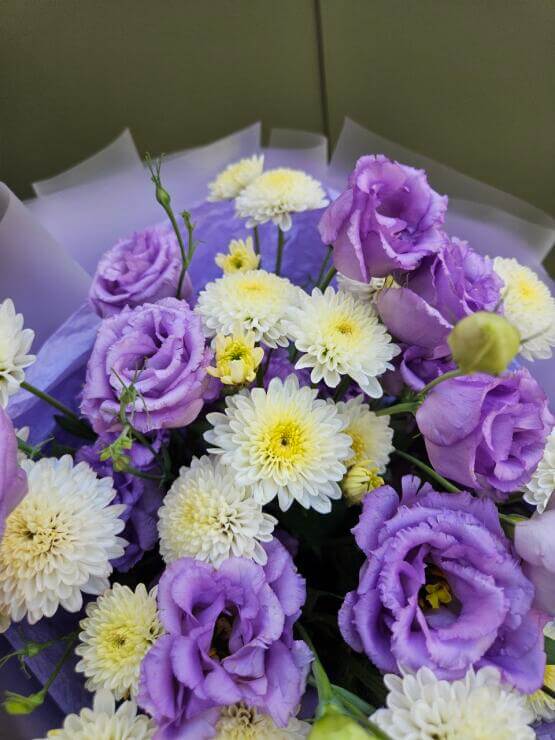 Лавандовая эустома и хризантема кустовая