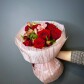 Красные розы и пионы