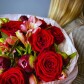 Красные розы и пионы