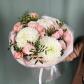 Авторский букет из одноголовой хризантемы и кустовых роз "Жемчуг"
