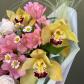 Авторский букет из орхидей и кустовых роз "Симфония красок"